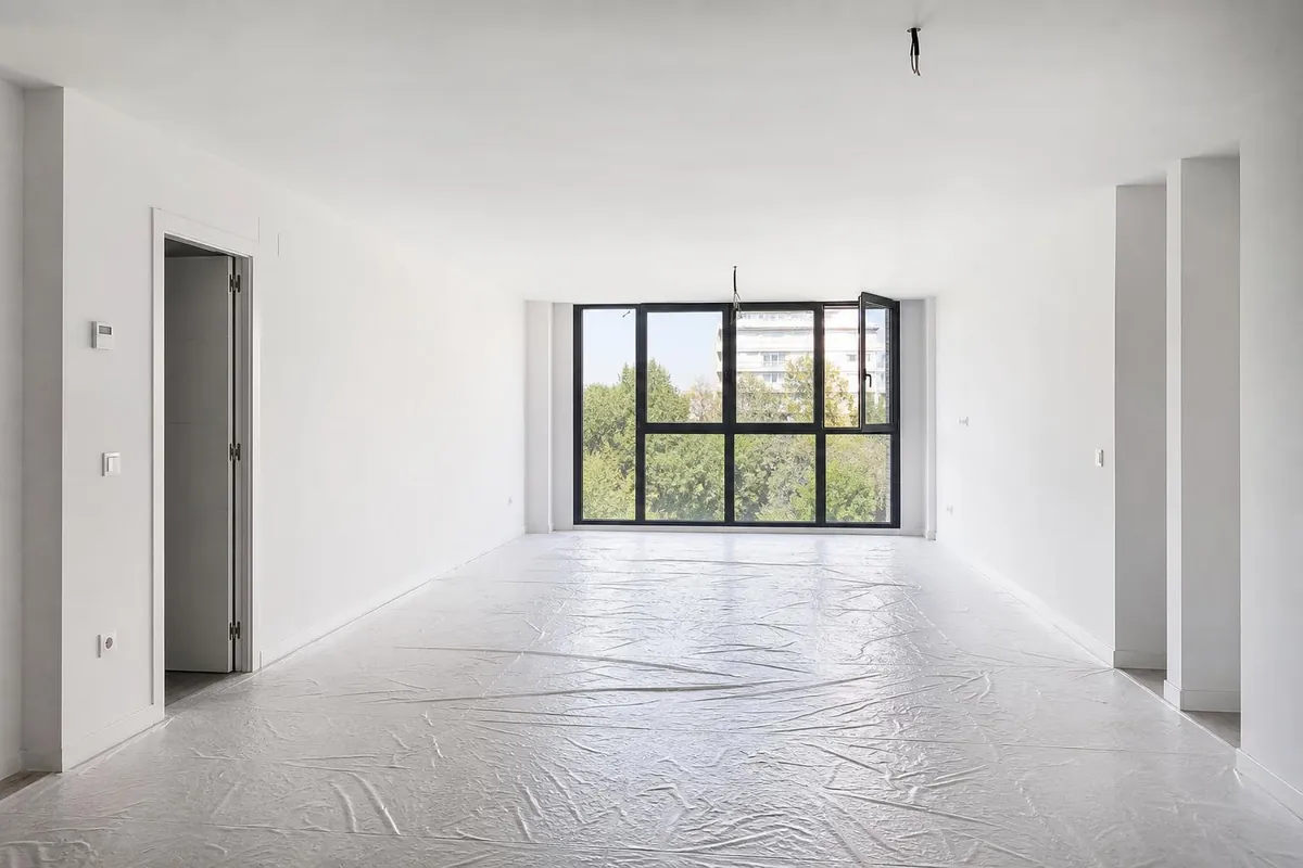 Salón diáfano recién pintado en un piso de obra nueva del Actur, Zaragoza