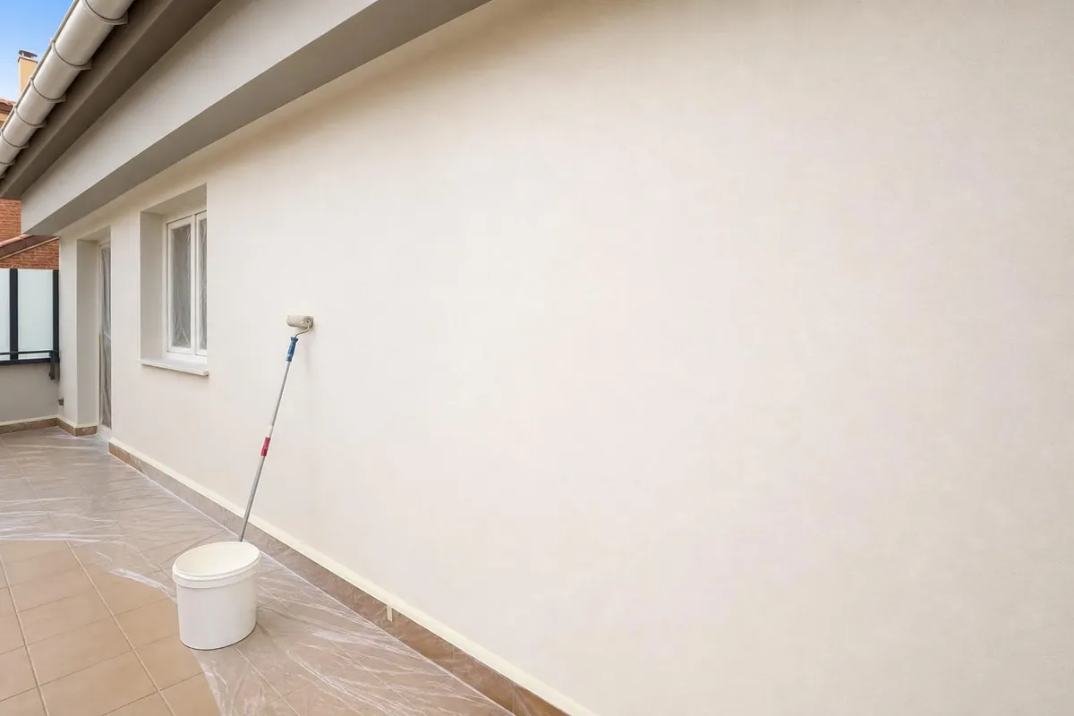 Pared recién pintada con rodillo en un chalet de La Puebla de Alfindén